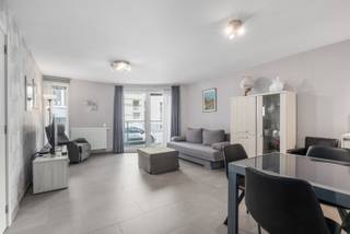 <p>Te koop: modern appartement in het centrum van Oostende, op wandelafstand van de Zeedijk en de Visserskaai.</p>

<p> </p>

<p>Dit appartement, gebouwd in 2014, ligt in een bruisende toeristische zone met alle voorzieningen en openbaar vervoer vlakbij. Dankzij de centrale ligging is het ideaal als tweede verblijf of voor vakantieverhuur. Bovendien is er een optie tot aankoop van een garagebox, wat extra comfort biedt voor wie met de wagen komt.</p>

<p> </p>

<p>Belangrijkste ruimtes:<br />• Woonkamer met veel lichtinval en open keuken.<br />• Keuken uitgerust met dubbele spoelbak, vaatwasser, dampkap, koelkast met vriesvak, combi-oven en inductiekookplaat.<br />• Slaapkamer met ruimte voor een tweepersoonsbed.<br />• Badkamer met douche en wastafel.<br />• Berging met aansluiting voor wasmachine en technische ruimte.<br />• Inkomhal.<br />• Apart toilet met handenwasser.</p>

<p> </p>

<p>Troeven:<br />• Nabij Zeedijk en Visserskaai.<br />• Optie tot aankoop garagebox.<br />• Ideaal voor tweede verblijf of vakantieverhuur.</p>

<p> </p>

<p>Neem vandaag nog contact op met je ERA-makelaar voor een bezoek.</p>

<p> </p>

<p>JOUW DROOMAPPARTEMENT. ZO GEVONDEN!</p>
