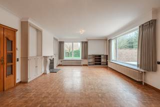 Lichtrijk gelijkvloers appartement te koop gelegen langs de Frère-Orbanstraat te Oostende. Dankzij deze centrale ligging bevindt u zich op enkele wandelpassen van de nodige voorzieningen, het openbaar vervoer, stadscentrum en geniet u een vlotte verbinding met de E40. Indeling:- inkomhal- lichtrijke leefruimte - keuken- zeer zonnig terras (28m²)- badkamer voorzien van een lavabo en ligbad- slaapkamer 1 (14m²)- slaapkamer 2 (12m²)- slaapkamer 3 (9m²)- berging met aansluiting voor wasmachine- afzonderlijk toiletMogelijkheid aankopen garagebox in het gebouw. (5m x 2m68)Graag extra informatie verkregen omtrent dit ruim gelijkvloers appartement met 3 slaapkamers? Aarzel niet ons te contacteren.Deze AI-visualisaties zijn bedoeld als inspiratie. Er werd geen rekening gehouden met technische specificaties, stedenbouwkundige voorschriften of de concrete mogelijkheden tot realisatie.Dit pand is onderworpen aan de renovatieverplichting van de Vlaamse overheid voor residentiële gebouwen (behoudens bij sloop binnen 5 jaar na de aankoop). Consulteer voor meer informatie de website van het Vlaams Energie- en Klimaatagentschap via https://www.vlaanderen.be/een-woning-kopen/renovatieverplichting-voor-residentiele-gebouwen