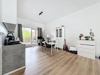 Dit appartement is gelegen op de eerste verdieping in een kleinschalige residentie. Het appartement onderscheidt zich door zijn fantastische ligging. Enerzijds op wandelafstand van het Gentse stadscentrum en anderzijds vlot bereikbaar zowel met de wagen als het openbaar vervoer. Indeling van het appartement; inkomhal - leefruimte - geïnstalleerde, open keuken - terras - berging - slaapkamer 1 - slaapkamer 2 - badkamer De gemeenschappelijke kosten, onder de vorm van een forfait, bedragen 30,00 EUR/maand en dienen voor het onderhoud van de gemeenschappelijke delen.Het appartement is onmiddellijk beschikbaar! Troeven; + Locatie+ Instapklaar+ Lage energiescore + Kleinschalige residentie + Vlotte verbinding