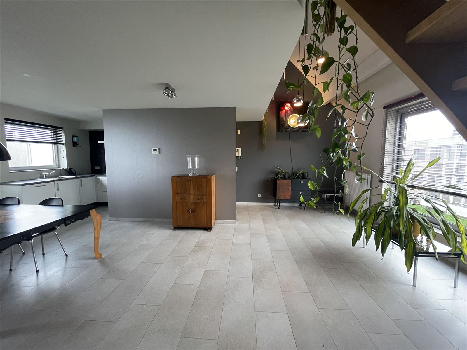 Trendy appartement met ruim terras en 2 staanplaatsen - foto 2