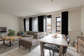 <p>Ruim en verzorgd appartement met twee slaapkamers en terras op de tweede verdieping.</p><p>Gelegen op de tweede verdieping, bereikbaar met trap.</p><p></p><p>Rustig gelegen in een wel-onderhouden gebouw met slechts 4 appartementen (1998), biedt dit ruim appartement van 93m² een uitstekende combinatie van comfort, ruimte en een opvallend gunstige energiescore. </p><p></p><p>Met een EPC van 157 kWh/m²jaar en label D+ is het appartement uiterst energiezuinig en toekomstproof.</p><p></p><p>De lichtrijke leefruimte bevindt zich aan de voorzijde van het gebouw en geeft uit op een leuk terras. De geïnstalleerde keuken sluit naadloos aan op de leefruimte. </p><p></p><p>Aan de achterzijde van het appartement zijn er twee slaapkamers, een apart toilet, technische berghoek en een verzorgde badkamer.</p><p></p><p>De elektrische installatie van het appartement zal conform gekeurd worden bij verkoop.</p><p></p><p>Inclusief in de verkoopprijs is één ruime kelderberging.</p><p>De koper heeft bovendien de mogelijkheid een dubbele garage (24m²) aan de voorzijde van het gebouw mee aan te kopen voor 35.000 euro. </p><p></p><p>Het appartement is momenteel stabiel verhuurd aan 950 euro per maand exclusief bijdrage aan de maandelijkse lasten.</p><p>EPC 157 kWh/m²jaar </p><p>label D+.</p>