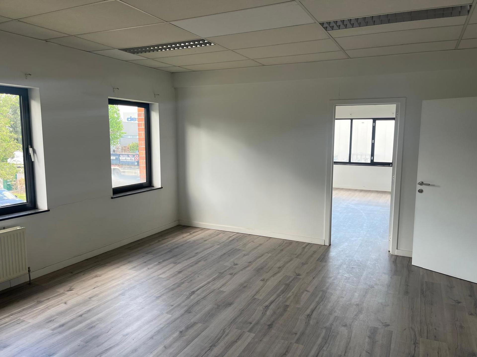 Wijnegem: Magazijn met kantoor - foto 5
