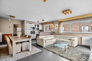 <p>Dit verzorgde appartement, gebouwd in 2013, biedt een mooie combinatie van hedendaags wooncomfort en een uitstekende centrale ligging. Gelegen in het centrum van Wetteren bevinden de markt, winkels, scholen en het openbaar vervoer zich op wandelafstand.</p><p> </p><p>Het appartement beschikt over twee slaapkamers, een ruime badkamer met zowel een ligbad als een douche en een extra berging. De lichtrijke leefruimte vormt samen met de open, volledig geïnstalleerde keuken een aangename leefomgeving, met voldoende ruimte voor een gezellige zit- en eetplaats. Vanuit de leefruimte heb je rechtstreeks toegang tot het terras, waar je in alle rust kunt genieten.</p><p> </p><p>Dankzij het gunstige EPC-label B, de conforme elektrische installatie en de aanwezigheid van een lift in het gebouw geniet je van een energiezuinige en comfortabele woonomgeving.</p><p> </p><p>Dit instapklare appartement is een uitstekende keuze voor starters, koppels, alleenstaanden of investeerders die op zoek zijn naar een kwalitatieve woning op een centrale locatie in Wetteren.</p>