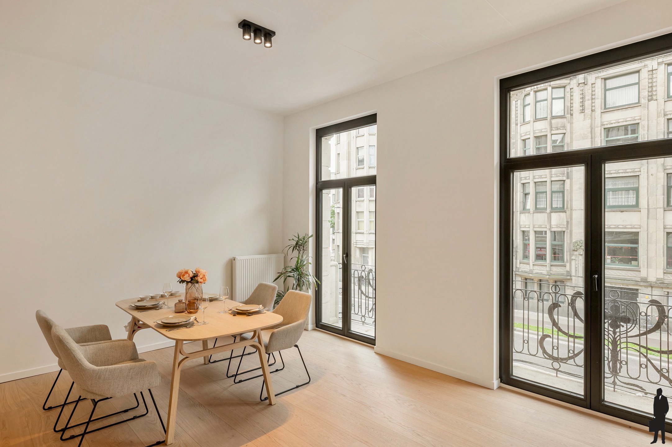 Gerenoveerd tweeslaapkamer appartement met balkons - foto 4