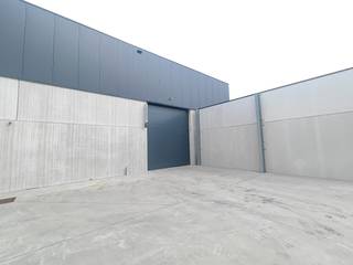 Nieuwbouw loods van 235m². Vlot bereikbaar en goed gelegen vlakbij de Hille. De loods is voorzien van een sectionale poort, lichtstraat, vaste verlichting en een onderhoudsvriendelijke gepolierde betonvloer. Afsluitbaar toilet aanwezig. Bij de loods is er een parkeerplaats en een glazen vitrineraam met voordeur aanwezig. Loods kan zowel opslag als bedrijvigheid fungeren. Drijfkracht aanwezig. Afmetingen inrijpoort: 4m breed x 4,5m hoog. Vrije stapelhoogte van 7,5m.