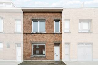 Charmante te renoveren woning met 3 slaapkamers en tal van mogelijkheden te Oostende <br /><br />Ontdek deze ruime te renoveren gezinswoning in de rustige en centraal gelegen Noord-Edestraat 38 in Oostende. Deze woning biedt een solide basis en is ideaal voor wie op zoek is naar een project met potentieel. Dankzij de drie volwaardige slaapkamers, de aangename indeling en de vele uitbreidingsmogelijkheden kan dit huis omgetoverd worden tot een moderne, comfortabele thuis.<br /><br />Binnenin geniet je van lichte leefruimtes en een structuur die uitnodigt tot creatief herinrichten. Denk aan een open leefruimte, extra badkamer, hobbyruimte of thuiskantoor – de mogelijkheden zijn eindeloos. De woning beschikt bovendien over een zonnige buitenruimte die perfect is voor een gezellig stadstuintje of een knusse patio.<br /><br />Gelegen op wandelafstand van winkels, scholen, openbaar vervoer en de kust, is dit de ideale uitvalsbasis voor wie houdt van het bruisende stadsleven maar toch graag rustig woont.<br /><br />Ben jij klaar om je eigen stempel te drukken op deze woning met karakter?<br /><br />Grijp deze unieke kans en laat je inspireren door de mogelijkheden die deze woningen te bieden heeft.