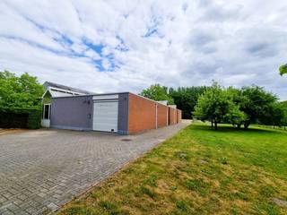 Uniek kantoorgebouw met veel magazijnruimte en opslagmogelijkheden (vroegere kantoren van CANON Michiels) te koop te Westmeerbeek. De eigendom...