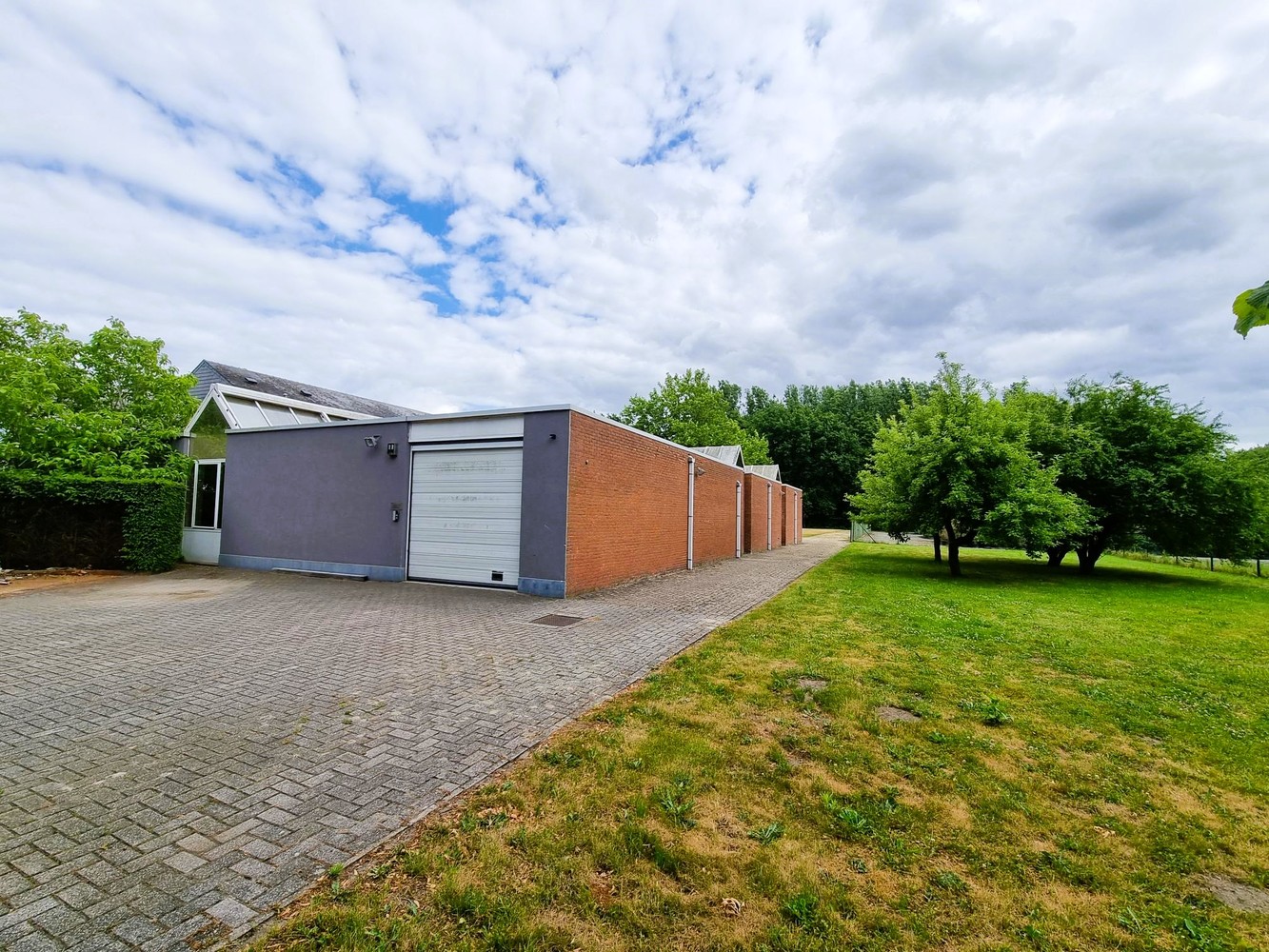 Kantoorgebouw met magazijnruimte, bruto vloeropp 1770 m² op een perceel gelegen van 49a85ca. - foto 2