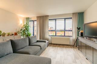 Dit instapklaar appartement is vernieuwd in 2020 en is gelegen pal in het centrum van Retie.Het is gelegen op de eerste verdieping.Langs de traphal...