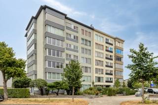 Dit appartement te koop aagenboden in Deurne is gelegen op de vierde verdieping, wat een mooi uitzicht en zonsondergang biedt.<br /><br />Met het Rivierenhof op fietsafstand, ben je binnen 10 minuten al omgeven door de schoonheid van groen.<br /><br />Dagje stad in? Met het openbaar vervoer (tram 8, bus 33 / 40) ben je 20 minuten verwijderd van een dagje shoppen.<br /><br />Het appartement te koop in Deurne beschikt over volgende indeling:<br />- inkomhal met opbergruimte<br />- keuken voorzien van enkele spoelbak, vierdelig kookvuur met dampkap, oven en combi, vaatwasser van Bosch. <br />- lichtrijke leefruimte met uitzicht en originele parketvloer<br />- badkamer voorzien van enkele wastafel en ligbad<br />- apart toilet<br />- 2 lichtrijke slaapkamers, waarvan één toegang biedt tot het terras met het prachtige uitzicht.<br /><br />EPC Ergo-De Waellaan 1/4: 97 kWh / (m²/jaar) (A)<br /><br />Ben jij geïnteresseerd in dit vastgoed te koop in Deurne? Had u graag een gratis schatting van uw eigendom? bel ons voor een vrijblijvend gesprek op 03/666.66.66 of mail naar deurne@dewaele.com.<br /><br />Bestuursmaatregelen in het maatregelenregister en stedenbouwkundige inlichtingen: in aanvraag<br /><br />Bestuursmaatregelen in het maatregelenregister: nee