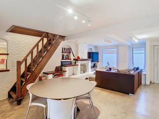 Gezellige rijwoning centraal gelegen op slechts 1 km van de Grote Markt te Poperinge. Leuk west-gericht stadstuintje aanwezig. Beurtlings parkeren...