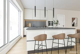 Deze nieuwbouwwoning zal volledig afgewerkt worden incl. oprit, afsluiting en terras.<br />Tijdens de duur van de afwerking heeft u nog inspraak in de keuze van de materialen.<br /><br />Deze energiezuinige woning is gelegen in een rustige buurt dichtbij het centrum van Dessel met een vlotte verbinding naar de E34 autosnelweg Antwerpen - Eindhoven.<br /><br />Omschrijving:<br /><br />Op het gelijkvloers bestaat de woning uit een inkomhal, een apart toilet, een grote open leefruimte met zithoek, eetkamer en open keuken. Verder is er een wasplaats, inkomhal aan de zijdeur en een koele berging.<br />Op de eerste verdieping vinden we 3 slaapkamers, de badkamer met bad en douche en een apart toilet. Er is ook een vaste trap naar de zolder waar een vierde slaapkamer aanwezig is.<br />De woning is gelegen op een rechthoekig perceel van 600 m².<br /><br />De carport zal aan de rechterzijde van de woning geplaatst worden.<br />Een gemetst tuinhuis/ poolhouse zal over de volledige breedte van het perceel gebouwd worden.<br /><br />Hoe sneller u beslist hoe meer inspraak u nog heeft in de afwerking van de woning.