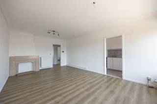 <p><span> </span></p><p><span>Op zoek naar een fris, energiezuinig appartement op een centrale ligging in Deurne?</span></p><p><span>Welkom in dit lichtrijke appartement met vernieuwde keuken, nette afwerking en twee volwaardige slaapkamers – mét toegang tot een gezellig terras. De locatie, tussen het prachtige Rivierenhof en Ertbrugge, winkels én openbaar vervoer, maakt het helemaal af!</span></p><p><span> </span></p><p><span>Fris, licht & praktisch ingedeeld</span></p><p><span>Via de inkomhal stap je het appartement binnen. Die vormt de centrale spil en geeft toegang tot alle ruimtes. Aan de straatzijde ligt de grote, lichtrijke leefruimte met nieuwe laminaatvloer en brede raampartijen over de hele gevelbreedte. Hier valt het daglicht overvloedig binnen – ideaal voor een gezellige zithoek met zicht op de buurt.</span></p><p><span>De aangrenzende keuken is vernieuwd en fris wit afgewerkt. Ze is voorzien van een gasvuur met dampkap, een oven, spoelbak en aansluiting voor wasmachine of vaatwasser. Het onderhoudsvriendelijke spatwand en het natuurlijke licht maken deze compleet.</span></p><p><span> </span></p><p><span>Twee slaapkamers & terrasje</span></p><p><span>Aan de rustige achterzijde van het gebouw liggen de twee slaapkamers: een masterbedroom van ca. 15 m² en een tweede kamer van ca. 9 m². Beide zijn voorzien van dezelfde nette vloer, witte muren en radiatoren. De tweede kamer heeft toegang tot een fijn terrasje van ca. 4 m² – een plek voor koffie in de zon met zicht op groen.</span></p><p><span>De badkamer is netjes en volledig: een douche, lavabo met meubel, spiegelkast én toilet zijn aanwezig.</span></p><p><span> </span></p><p><span>Centrale ligging met alles dichtbij</span></p><p><span>Het appartement bevindt zich op wandelafstand van het Rivierenhof – het groene hart van Deurne – waar je heerlijk kunt wandelen, sporten of iets gaan drinken aan het water. Ook het Wim Saerensplein met zijn markt, horeca en winkels ligt vlakbij. Mobiliteit? Check: tram- en bushaltes op wandelafstand, verschillende invalswegen én het Wijnegem Shopping Center op een boogscheut.</span></p><p><span> </span></p>