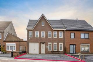 Wonen en werken: Dit pand is strategisch ingedeeld om privé en zaken perfect te scheiden:- Praktijk aan huis (20 m²): De bureauruimte aan de...