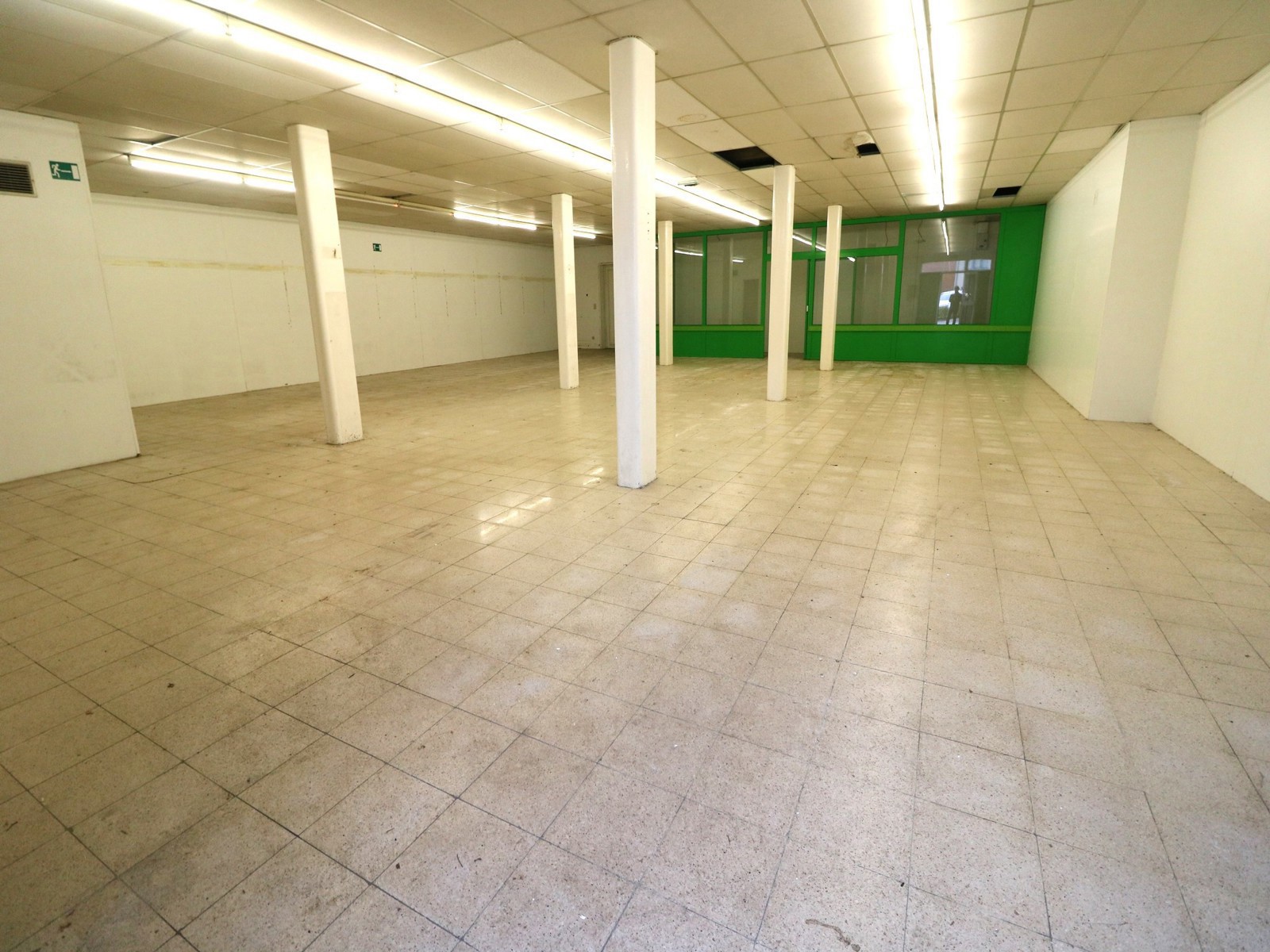 Handelsruimte met 2 appartementen. - foto 2