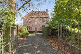 <p>Te koop: prachtige authentieke open bebouwing in Mespelare, gekenmerkt als onroerend erfgoed 'Spaans Hof', gelegen in een groene omgeving aan de rand van het water.</p>

<p>Deze unieke woning, ademt geschiedenis en charme. Dankzij de erfgoedstatus zijn er subsidies beschikbaar voor renovatie, wat het behoud van de originele stijl mogelijk maakt. De ligging in een zeer rustige buurt, vlak bij het water, biedt een ideale setting voor lange wandelingen en ontspanning. Bovendien beschikt de woning over een zeer ruime zolder van 64 m², perfect voor het creëren van extra kamers of een hobbyruimte.</p>

<p>Belangrijkste ruimtes:<br />• Ruime inkomhal (7 m²)<br />• Gezellige living (27 m²) met niveauverschil en open haard<br />• Keuken (16 m²) met dubbele spoelbak, koelkast, gasfornuis en ingemaakte kasten<br />• 3 slaapkamers (25 m², 11 m², 11 m²)<br />• Bureel (11 m²)<br />• Badkamer (11 m²) met ligbad, toilet en wastafel<br />• Berging (3 m²)<br />• Zolder (64 m²) met uitbreidingsmogelijkheden<br />• Tuin van 530 m²</p>

<p>Troeven:<br />• Erfgoedwoning 'Spaans Hof' met renovatiesubsidies<br />• Rustige ligging aan het water, ideaal voor wandelingen<br />• Grote zolder met potentieel voor extra kamers</p>

<p>Neem vandaag nog contact op met uw ERA-makelaar voor een bezoek JOUW DROOMHUIS. ZO GEVONDEN!</p>