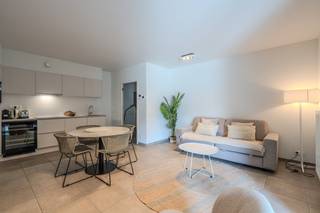 Bel appartement d'une chambre à vendre situé au rez-de-chaussée de la résidence « Chrystal Palace » à Ostende. Disposition : - hall d'entrée-...