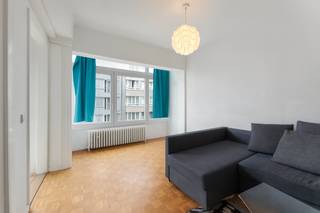 <p>Op de zesde verdieping van een verzorgd gebouw met lift, in de Koningsstraat pal in het centrum van Oostende, vindt u deze lichtrijke studio met terras. Strand, winkels en openbaar vervoer liggen op wandelafstand – een topligging die garant staat voor een sterke verhuurmarkt.</p>
<p>De studio (42 m²) omvat een leefruimte met grote raampartijen, een compacte keuken met toegang tot een zonnig terras (ca. 4 m²), een slaaphoek en een badkamer met douche, lavabo en toilet. Extra’s zijn de privatieve kelderberging en de gemeenschappelijke fietsenberging.</p>
<p>Met PVC-ramen, dubbele beglazing, condensatieverwarming en een conforme elektrische installatie is het pand energiezuinig. Het EPC-label B (118 kWh/m²) is een belangrijke meerwaarde voor zowel verhuur als doorverkoop.</p>
<p></p>
<p><strong>Troeven voor investeerders</strong></p>
<ul>
<li>
<p>Centrale ligging vlak bij strand, winkels en openbaar vervoer</p>
</li>
<li>
<p>Zonnig terras, ideaal voor huurders of tweede verblijf</p>
</li>
<li>
<p>Energiezuinig: EPC B (118 kWh/m²)</p>
</li>
<li>
<p>Lift aanwezig in het gebouw</p>
</li>
<li>
<p>Gemeenschappelijke fietsenberging + privatieve kelderberging</p>
</li>
<li>
<p>Hoge verhuurbaarheid en lage vaste kosten</p>
</li>
</ul>
<p>Een zorgeloze en rendabele investering in het bruisende centrum van Oostende.</p>