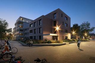 <p><span>Nobile is leven, genieten en wonen... in het hart van Puurs...</span></p><p><span>Een klassevolle wooncompositie met een groen hart. Het project omvat 9 verschillende, karakteristieke bouwvolumes met elk een eigen visuele identiteit, van riante luxe-doorzonappartementen tot compacte hoekappartementen en alles daartussenin. Nobile staat voor weelderige keuzevrijheid. Wat je voorkeuren en budget ook zijn: jouw droomwoning zit hier gegarandeerd tussen. </span></p><p><span> De centrale ligging aan de rand van het centrum van Puurs, de vlotte bereikbaarheid en nabijheid van het station vormen een grote troef.</span></p><p><span> </span></p><p><span>Nobile staat voor duurzaam wonen: warmtepompen met vloerverwarming, ventilatie type D, zonne-energie voor de gemene delen, ... maken jouw woning bijna-energieneutraal (BEN).</span></p><p><span> </span></p><p><span>De collectieve binnentuin met serre ingericht als tuinpaviljoen is het centrale pronkstuk en vormt het perfecte decor voor een zomerse picknick met vrienden of babbel met je buren. </span></p><p><span>Parkeren kan in de ondergrondse parkeergarage.</span></p><p><span> </span></p><p><span>Dit ruime appartement met 2 slaapkamers bevindt zich op de tweede/bovenste verdieping in de residentie "Dolce"" en heeft een vloeroppervlakte van 104m².</span></p><p><span>Indeling: aangename en ruime leefruimte met open ingerichte keuken / berging/ nachthal / 2 slaapkamers (13,5m² en 8,7m²) / badkamer /toilet/ technische berging / leuk terras met zicht op de binnentuin (10m²) </span></p><p><span> </span></p><p><span>Geef jouw appartement een persoonlijke touch en kies de afwerking van vloeren, keuken en badkamer volgens de bepalingen voorzien in het lastenboek.</span></p><p><span> </span></p><p><span>Prijs excl. btw en registratierechten, aansluitingskosten nutsvoorzieningen.</span></p><p><span> </span></p>