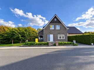 <p><strong>Op zoek naar een woning die u volledig naar eigen smaak kunt vernieuwen? Ontdek deze interessante kans, vlakbij het centrum van Wakken!</strong></p>
<p>Op een ruim perceel van maar liefst 1.127 m² bevindt zich deze woning met heel wat troeven en mogelijkheden. Dankzij de ligging nabij het centrum geniet u van een praktische woonomgeving, met winkels en dagelijkse voorzieningen binnen handbereik.</p>
<p>Binnenin biedt de woning heel wat ruimte om uw eigen woonideeën waar te maken. U beschikt over een ruime leefruimte, een ruime zitplaats, 3 slaapkamers en een aparte kinderkamer/bureau-ruimte. Daarnaast is er een afzonderlijke keukenruimte, een badkamer, een apart toilet en een kelder die extra bergruimte biedt.</p>
<p>De mooie, ruime tuin nodigt uit om te ontspannen, te tuinieren, … De aparte garage vormt bovendien een praktische meerwaarde.</p>
<p>Deze woning biedt u de kans om stap voor stap een thuis te creëren die volledig aansluit bij uw eigen wensen en stijl.</p>
<p>Om u alvast te inspireren, werden er foto’s toegevoegd die tonen hoe de woning er na opfrissing en renovatie zou kunnen uitzien.</p>
<p><u>ALGEMENE INFO:</u></p>
<ul>
<li>Gelegen vlakbij het centrum van Wakken</li>
<li>Ruim perceel van 1.127 m²</li>
<li>CV op mazout</li>
<li>EPC: 615 kWh/m² jaar</li>
<li>KI: € 508</li>
</ul>
<p>Indien u meer info of een bezoek wenst, contacteer immo-deal bv: 0486 72 70 73.</p>