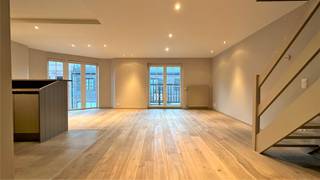 Op zoek naar een perfect onderhouden appartement op een centrale ligging? Dit instapklare duplex-appartement in residentie De Zwaan combineert comfort en ruimtelijkheid met een uitstekende bereikbaarheid in het centrum van Ruiselede.<br /><br />Via de gemeenschappelijke trap bereikt u het appartement, dat zich uitstrekt over twee verdiepingen. Op de eerste verdieping bevindt zich een inkomhal met gastentoilet en praktische berging. <br /><br />De lichtrijke leefruimte vormt samen met de open, volledig geïnstalleerde keuken het hart van de woning en biedt rechtstreeks toegang tot het balkon.<br /><br />De tweede verdieping omvat een nachthal, een badkamer uitgerust met ligbad, douche, toilet en lavabomeubel, evenals drie volwaardige slaapkamers.<br /><br />Een private autostaanplaats is aan te kopen aan € 10.000 . <br /><br />Beschikbaar bij akte.<br /><br />Pluspunten<br />✔ Centrale ligging in het centrum van Ruiselede<br />✔ Energiezuinig appartement met gunstig EPC<br />✔ Drie volwaardige slaapkamers<br />✔ Veel natuurlijk lichtinval<br />✔ Private autostaanplaats inbegrepen<br />✔ Instapklaar en uitstekend onderhouden<br /><br />Een ideale woonst voor wie op zoek is naar comfort, ruimtelijkheid en een vlotte verbinding met alle voorzieningen binnen handbereik.