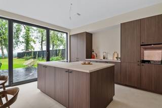 <p><span>Volledig gerenoveerde woning (HOB) op een prachtig perceel, met vier slaapkamers, twee badkamers, een garage en een ruime tuin met een weids uitzicht over de polders.</span></p><p><span>Op een aangename locatie in Hoevenen, vlakbij Kapellen, bevindt zich deze volledig gerenoveerde en verrassend ruime ééngezinswoning.</span></p><p><span>Dankzij de gunstige ligging geniet u van een vlotte verbinding met het centrum van Hoevenen en Kapellen en bevinden winkels, scholen, openbaar vervoer en belangrijke invalswegen zich in de nabijheid.</span></p><p><span>De woning is de ideale combinatie van comfortabel wonen en bereikbaarheid en dat in een rustige woonomgeving.</span></p><p><span>Via de inkomhal met gastentoilet betreden we de woning. Rechts bevindt zich een eerste volwaardige slaapkamer met en suite badkamer, uitgerust met een ruime inloopdouche en lavabomeubel. Links krijgen we toegang tot de leefruimte.</span></p><p><span>De lichtrijke leefruimte vormt samen met de open keuken het kloppende hart van de woning. De warme houten vloer, karaktervolle schouw en grote raampartijen creëren een bijzonder aangename sfeer! De volledig uitgeruste keuken met eiland biedt bijzonder veel werkblad- en kastruimte en sluit mooi aan op de eetplaats. Kamerbrede glaspartijen zorgen voor een overvloed aan natuurlijk licht en een prachtige verbinding met terras en tuin.</span></p><p><span>Verder vinden we op het gelijkvloers ook nog een polyvalente ruimte, geschikt als bureau, berging en/of wasplaats, en een ruime inpandige garage. Voldoende plaats voor wagen, fietsen en ...</span></p><p><span>Op de verdieping vinden we een nachthal, drie volwaardige slaapkamers en een tweede badkamer. Deze laatste is voorzien van een ligbad met douchevoorziening, dubbel lavabomeubel en toilet.</span></p><p><span>Ook buiten is het heerlijk vertoeven. Het ruime terras sluit rechtstreeks aan op de leefruimte en de keuken. Een garantie voor gezellige tuinfeestjes met familie en vrienden!</span></p><p><span>Men geniet hier bovendien van een mooi open zicht over de achterliggende velden, wat voor een heerlijk gevoel van rust en ruimte zorgt.</span></p><p><span>De tuin (met tuinhuis) biedt tenslotte nog heel wat mogelijkheden. Groene vingers? Dan kan je hier zeer zeker iets mee!</span></p><p><span>Interesse gewekt? Wel, dan hoor ik graag van U!</span></p>