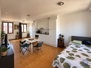 <p><span>Informatie studentenkamer/studio</span></p><p><span>Lichtrijke en gezellige studio vol charme, gelegen in </span><span>een van de leukste buurten van Antwerpen!</span><span> De ruime leef- en slaapruimte biedt tal van mogelijkheden en door het plaatsen van een kast creëert u eenvoudig een </span><span>gezellige, aparte slaaphoek</span><span>. De praktische open keuken sluit mooi aan op de leefruimte. De volledige studio, met uitzondering van de natte ruimtes, is voorzien van een </span><span>warme houten vloer</span><span>. De grote raampartijen zorgen voor veel natuurlijk licht en geven de studio, samen met de authentieke uitstraling, een aangename en huiselijke sfeer. Verder beschikt de studio over een aparte badkamer met douche, toilet en lavabomeubel.</span><span> Ziet u zichzelf hier al wonen?</span><span> Neem dan snel contact op via </span><span>axl@ccimmo.be</span><span> en plan uw bezoek!</span></p><p><span>Indeling</span></p><ul><li><span>Knusse leefruimte met veel lichtinval door de brede raampartij.</span></li><li><span>Ingerichte openkeuken met o.a. een elektrische kookplaat, dampkap, koelkast met vriesvak en spoelbak.</span></li><li><span>Praktische badkamer met douche, toilet en lavabo met meubel.</span></li></ul><p><span> </span></p><p><span>Huur informatie</span></p><ul><li><span>Huurprijs: 650 EUR.</span></li></ul><ul><li><span>Algemene kosten: 150 EUR/maand, de kosten dekken uw privé water en gas verbruik. U hoeft enkel nog Elektriciteit te betalen.</span></li></ul><ul><li><span>Verbruik: individuele meter voor elektriciteit.</span></li></ul><ul><li><span>Beschikbaarheid: 1/11/2026.</span></li></ul><ul><li><span>Waarborg: 3 maanden.</span></li></ul><p><span> </span></p><ul><li><span>Opmaak ingaande plaatsbeschrijving 100 EUR excl. BTW.</span></li><li><span>Verplichte aansluiting brandpolis door huurder.</span></li></ul><p><span> </span></p><p><span>Gebouw</span></p><ul><li><span>Gebouw bestaande uit garagecomplex, met 3 verdiepen, op iedere verdieping bevind zich 1 studio.</span></li></ul><ul><li><span>Parlofoon aanwezig.</span></li><li><span>Geen lift aanwezig.</span></li></ul><p><span> </span></p><p><span>Ligging</span></p><ul><li><span>Autoluwe straat gelegen tussen Kammenstraat en Nationalestraat.</span></li><li><span>Winkels, openbaar vervoer op wandelafstand.</span></li><li><span>Hartje Antwerpen.</span></li></ul><ul><li><span>Verschillende leuke cafés, restaurants en winkels in de directe omgeving.</span></li><li><span>MOBISCORE: 9,7/10</span></li></ul><p><span> </span></p><p><span>*De informatie in deze prospect is ter informatieve titel: de kandidaat-huurders moeten hun eigen zaak maken van het verkrijgen, controleren en interpreteren van deze informatie.</span></p><p><span> </span></p>
