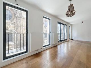 Charmant appartement de 2 chambres au cœur de Bruxelles, entouré de cafés et d'excellents restaurants. Idéalement situé, à proximité de sites emblématiques tels que la Bourse, la Grand-Place et le célèbre Manneken Pis. Idéal pour ceux qui souhaitent vivre l'effervescence de la ville !<br /><br />L'appartement se compose de :<br /><br />Hall d'entrée avec salon spacieux<br /><br />Cuisine ouverte bien équipée (four, machine à laver, réfrigérateur, plaques de cuisson,...)<br /><br />2 grandes chambres<br /><br />2 salles de bains<br /><br />Terrasse<br /><br />Toilette individuelle<br /><br />Disponible à partir du 15 octobre 2026.<br /><br />Vous souhaitez planifier une visite pour cet appartement ? Faites une demande via www.dewaele.com