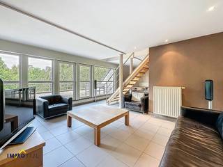 Dit lichtrijk duplex-appartement is gelegen op de 3de verdieping (lift aanwezig) en beschikt over een inkomhal met gastentoilet, gezellige...