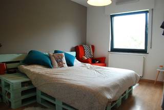 Volledig instapklaar appartement op de 2eV bestaande uit: -1: een ondergrondse privatieve garagebox; 2eV: een inkomhall, woonkamer, ingerichte keuken, berging met aansluiting wasmachine, een apart toilet, een ingerichte badkamer en 2 slaapkamers. Het appartement beschikt over een ZUID-gericht terras en een LIFT. Centraal gelegen en makkelijk bereikbaar op slechts 3 min. van de oprit A12 Antwerpen-Brussel. Zéér rustige en aangename woonomgeving in een kleine en gezellige woonwijk! Het appartement is zeer kindvriendelijk gelegen op wandelafstand van een speeltuin. 3 maanden huurwaarborg. Gemeenschappelijke kosten: €40,00/maand. Beschikbaar vanaf 1/12/2026.