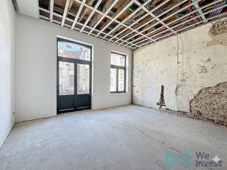 <p>Prachtige CASCO-woning met groot potentieel, ideaal gelegen in de wijk LOUISE/Vijvers van Elsene.<br />De woning biedt een bewoonbare oppervlakte van ±240 m² en beschikt over een Engelse koer, een tuin en een atelier.</p>
<p><strong>Typisch profiel:</strong> koper die de werken wenst af te werken en het pand naar eigen smaak wil inrichten.</p>
<p>De ruwbouw werd reeds uitgevoerd volgens de regels van de kunst (details beschikbaar op aanvraag), met een afgeleverde stedenbouwkundige vergunning (beschikbaar op aanvraag).<br />Een deel van het materiaal is reeds aangekocht en inbegrepen in de verkoop.</p>
<p>De woning zou als volgt ingedeeld worden:</p>
<p><strong>Kelder:</strong> kelder/opslagruimte, atelier ±30 m² (gerealiseerd met vergunning), wc, technische ruimte met aparte tellers, douchekamer en Engelse koer (veel licht). Mogelijkheid tot slaapkamers op dit niveau.<br /><strong>Gelijkvloers:</strong> gastenkamer/bureau, leefruimte en gang met toegang tot een oase van rust: de tuin.<br /><strong>1e verdieping:</strong> apart toilet, woonkamer, eetkamer, keuken en balkon.<br /><strong>2e verdieping:</strong> 2 slaapkamers, waarvan één met toegang tot een plat dak/terras, evenals een badkamer.<br /><strong>3e verdieping:</strong> 4e slaapkamer, dressing, douchekamer.</p>
<p><strong>Vergunning afgeleverd voor:</strong> aanleg van een Engelse koer, heropbouw van een bijgebouw, verhoging van de achtergevel, bouw van een dakkapel, vervanging van het buitenschrijnwerk aan de voorgevel en uitvoering van structurele werken.</p>
<p><strong>Reeds uitgevoerde werken:</strong> stabiliteitsstudie, funderingen, vloerbekleding, injecties in de kelder, aankoop van raamkozijnen (plaatsing achtergevel nog te voorzien), isolatie van de voorgevel, gedeeltelijke dakisolatie, installatie van meters, leidingen en elektrische bekabeling, aanleg van de Engelse koer, installatie van VELUX-ramen, aankoop van radiatoren (plaatsing nog te voorzien), behandeling van balken, enz.</p>
<p>Volledige lijst, offertes, 3D-plannen en documentatie beschikbaar op aanvraag.</p>