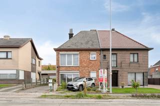 Welkom in Wetteren!<br />Op zoek naar een unieke kans om jouw woondroom waar te maken? <br /><br />Dit prachtige huis – opgedeeld als een aantrekkelijk 2 unit appartementsgebouw – combineert alle troeven voor comfortabel wonen op een topligging aan de Oordegemsesteenweg 171. <br /><br />Betreed de ruime inkomhal en ontdek een volledig instapklare woning met een bewoonbare oppervlakte van 160 m² en maar liefst 4 uitnodigende slaapkamers gelijk verdeeld over 2 appartementen. <br /><br />Elk appartement is in het bezit van een stijlvolle badkamer die privacy en comfort voor elk gezinslid garanderen.<br /><br />Dankzij de open leefruimte met veel lichtinval is het hier heerlijk vertoeven in zowel het gelijkvloersappartment alsook het 1ste verdiepingsappartement. <br /><br />Geniet samen van zonnige dagen op het magnifieke gelijkvloersterras of organiseer zomerse barbecues in de royale tuin van maar liefst 300 m². <br /><br />De totale grondoppervlakte bedraagt 596 m², een ware oase voor kinderen of huisdieren. <br /><br />Parkeren is geen zorg dankzij een ruime oprit met elk daarbijhorend een garagebox; ideaal voor fietsen, tuingereedschap of extra opslag. <br /><br />De ligging is uitstekend: nabij scholen, winkels, openbaar vervoer en met vlotte verbinding naar steden als Gent en Lokeren. <br /><br />Deze unieke opbrengstwoning is te koop voor slechts €400.000 – een buitenkans voor wie ruimte, comfort of een goede investering zoekt op een uitstekende locatie. <br /><br />Ben je klaar om hier jouw nieuwe thuis te vinden? Plan vandaag nog een bezoek en laat je verrassen door de mogelijkheden die dit uitzonderlijke vastgoed te bieden heeft. <br />Dit is wonen in Wetteren met comfort en stijl!