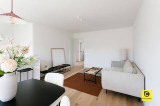 <p><span>Prachtig gerenoveerd appartement met 2 slaapkamers en gemeenschappelijke tuin te Pulhof!</span></p><p><span>Met véél passie en know-how werd dit stijlvol pareltje zopas hoogwaardig en energetisch (EPC B) gerenoveerd. Op deze absolute toplocatie in hartje Pulhof is het aangenaam, rustig en kwalitatief wonen op de 2e verdieping van een prima onderhouden en kleinschalig gebouw. Winkels, parken, scholen, horeca, sportfaciliteiten, openbaar vervoer en invalswegen zijn steeds vlakbij. Ook het bruisende Antwerpen is slechts een boogscheut verwijderd. Bent u op zoek naar een appartement boordevol karakter in een hedendaags jasje en met de nodige buitenruimte daarbovenop? Zoek niet langer, vraag een bezoek aan voor dit pand en uw verwachtingen zullen ongetwijfeld worden ingelost. </span></p><p><span> </span></p><p><span>Inkomhal, leefruimte &amp; keuken:</span></p><p><span>U betreedt dit fabelachtig appartement via de inkomhal met veiligheidsdeur, videofoon en voldoende plek voor uw vestiaire. Het oog valt meteen op de trendy tussendeur met "gietijzeren-look" alsook op de magnifieke parketvloer die naadloos werd doorgelegd in heel het appartement. De natuurlijke lichtinval accentueert de charme van de eigentijdse leefruimte met open keuken. Een harmonieus geheel waar u een gezellig salon perfect kan combineren met uw eetkamer. De moderne keuken met sublieme "Mortex" afwerking omvat een eiland met zitgedeelte en is voorzien van kwalitatieve toestellen (inductievuur, dampkap, oven, vaatwasser en koelkast met vriesvak). U kan tijdens het koken steeds genieten van uw gezin en/of gezelschap en ook aan werk- en opbergruimte is hoegenaamd geen gebrek.</span></p><p><span> </span></p><p><span>Slaapkamers, badkamer, toilet &amp; wasruimte:</span></p><p><span>Beide slaapkamers liggen eveneens op parket en situeren zich aan de nog rustigere achterzijde van het gebouw zodoende uw nachtrust en privacy gegarandeerd zijn. Ook in de oogstrelende badkamer speelt de "Mortex' afwerking een prominente rol. Ze voorziet in een weelderige XL-inloop-/regendouche met prachtige wandtegels, een omvangrijk wasmeubel met 2 waskommen en matching watervalkranen en spiegel, een handdoek-radiator en mechanische ventilatie. Het toilet met handenwasser en mechanische ventilatie is apart. En plus is er ook een wasruimte die tevens extra opbergruimte biedt en de nieuwe HR condensatieketel (Vaillant) huisvest.</span></p><p><span> </span></p><p><span>Terras, gemeenschappelijke tuin, kelder &amp; garage:</span></p><p><span>Het inpandige terras is de ideale plek om zowel bij goed als minder goed weer te kunnen genieten van een welverdiend aperitief na een drukke werkdag. Ziet u het toch iets groter, geen enkel probleem, de gemeenschappelijke tuin biedt alle units de mogelijkheid om deze riante buitenruimte ten volle te benutten. Denk maar aan een lekkere BBQ, een feestje met familie of vrienden of simpelweg genieten van het zonnetje. Een privatieve kelderberging is inbegrepen. De omvangrijke garage biedt dan weer plek voor 2 wagens in combinatie met meerdere fietsen en veel extra opbergruimte. De garage is optioneel (€ 50.000).</span></p><p><span> </span></p><p><span>Extra troeven:</span></p><p><span>- Mobiscore 9,4/10</span></p><p><span>- Lichtrijk en ruimtelijk</span></p><p><span>- EPC B</span></p><p><span>- Driedubbele HR ramen</span></p><p><span>- Dak- en achtergevelisolatie</span></p><p><span>- HR condensatieketel 2025</span></p><p><span>- Elektriciteit conform</span></p><p><span>- Incl. designverlichting</span></p><p><span>- Terras &amp; gemeenschappelijke tuin<br />- Kelder en optionele garage</span></p><p><span>- Geen syndicus</span></p><p><span>- Geen maandelijkse lasten</span></p><p><span>- Individuele meters</span></p>