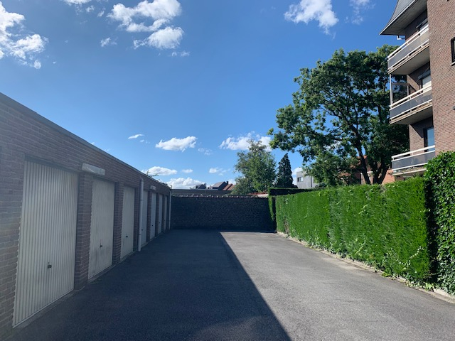 Droge garagebox met kantelpoort - centrum Harelbeke te huur via - EXPERT IMMO - photo 3