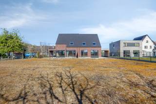 <span><span><strong>Residentieel wonen in het landelijke Edewalle (Kortemark) met open groen verzicht</strong><br /><br />Ontdek <strong>EDEWALL II</strong>, een exclusief en <strong>kleinschalig nieuwbouwproject</strong> bestaande uit slechts<strong> 2 halfopen woningen</strong>, gelegen langs de vlot bereikbare Edewallestraat in het charmante Edewalle, deelgemeente van Kortemark.<br />Deze hedendaagse woningen in een stijlvolle <strong>pastorie-architectuur</strong> combineren een <strong>rustige, groene woonomgeving</strong> met hedendaags comfort en uitstekende bereikbaarheid. Dankzij de ruime percelen geniet u achteraan van een aangenaam open groen zicht, wat zorgt voor een uniek gevoel van rust en ruimte.<br />Met een<strong> bewoonbare oppervlakte van ca. 154 m² tot 162 m² </strong>beschikken beide woningen over een praktische indeling met <strong>3 volwaardige slaapkamers</strong>, een lichtrijke leefruimte met zicht op de tuin, een <strong>carport </strong>en bijkomende parkeergelegenheid.<br /><br />De indeling van de woningen werd doordacht uitgewerkt met veel aandacht voor wooncomfort en functionaliteit:<br />Gelijkvloers: Inkom- en traphal, apart toilet, ruime woonkamer met zithoek en eetplaats, open ingerichte keuken, wasplaats en berging.<br />Eerste verdieping: Trap- en nachthal met zolderluik, 3 volwaardige slaapkamers, apart toilet en een ruime badkamer uitgerust met een douche, ligbad en dubbel lavabomeubel.<br />Tweede verdieping: Praktische bergzolder.<br />Exterieur: Aan te leggen voortuin met oprit en carport, alsook een omheinde nog aan te leggen achtertuin waar u in alle rust kan genieten van het groene verzicht.<br /><br />Naast wooncomfort werd ook sterk ingezet op <strong>energiezuinigheid en kwalitatieve materialen</strong>.<br />Zo worden de woningen uitgerust met onder meer:<br />✔ <strong>Warmtepomp met vloerverwarming</strong>; <br />✔ Hoogwaardig isolatiepakket;<br />✔ Ventilatiesysteem C+;<br />✔ <strong>Regenwaterput van 10.000 liter</strong>;<br />✔ Kwalitatieve keuken- en sanitaire afwerking;<br />✔ Veel natuurlijke lichtinval;<br />✔ Ruime en functionele indeling.<br /><br />Beide woningen bevinden zich momenteel in casco staat en worden verder afgewerkt in samenspraak met de koper. Dit biedt een unieke opportuniteit om uw toekomstige woning nog mee vorm te geven volgens uw eigen smaak en wensen.<strong> Eigen materiaalkeuzes en eventuele upgrades zijn nog mogelijk in overleg met de bouwheer.</strong><br />Het lastenboek en de plannen kunnen op eenvoudige aanvraag verkregen worden. Vraag deze gerust op via ons kantoor.<br /><br /><strong>Oplevering bij akte. </strong>Bijkomend interessant: De verkoop gebeurt niet onder het btw-stelsel, maar onder het stelsel van registratierechten, waardoor het <strong>voordeeltarief van 2% mogelijk</strong> van toepassing kan zijn (onder voorbehoud van de geldende voorwaarden).<br /><br />Meer info gewenst of graag een bezoek ter plaatse? Bel Diksimmo op het nummer 051 50 11 51 of mail naar diksmuide@diksimmo.be.</span></span>
