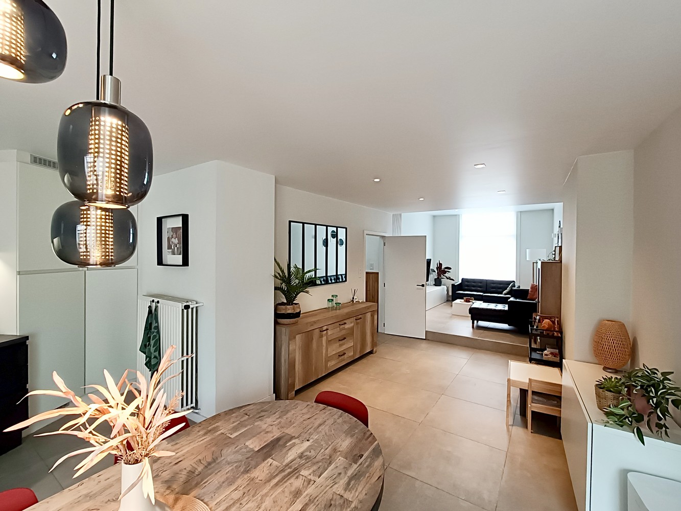 Vooraan Assebroek, vlakbij het Station TOTAAL RECENT GERENOVEERD RUIM ENERGIEZUINIG BURGERSHUIS met 5 SLAAPKAMERS en ZUID-gerichte TUIN - foto 2