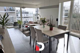 Luxueus recent appartement in res. Greenfront te Sint-Michiels. Zeer lichtrijk hoekappartement met inkom, leefruimte met ingerichte keuken voorzien van alle toestellen, apart toilet, 2 slaapkamers (13 en 11 m²), badkamer met ruime inloopdouche, lavabomeubel en handdoekdroger, berging met mogelijkheid voor wasmachine/droogkast. Het appartement heeft een individuele warmtepomp voor het water van verwarming, sanitair en de vloerverwarming. Het appartement heeft grote raampartijen voorzien van zonnewering. Rustige ligging op de 4de verdieping met zicht op het lappersfortbos en kanaal Brugge-Gent. Het ruime terras (25 m²) is ZW georiënteerd. Ruime garagebox in ondergrondse garage inbegrepen in de huurprijs (plaats voor grote wagen, fietsen, ...). Gemeenschappelijke kosten: €70/maand. EPC: 41 kWh/m². Plan eenvoudig uw bezoek via onze website: www.delbecque.immo.