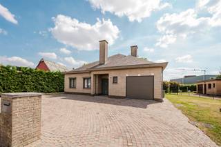 Ruime bungalow te VlyminckshoekDeze prachtige instapklare bungalow is gelegen aan de stadsrand van Sint-Niklaas en bestaat uit een...