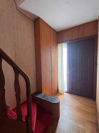 Deze statige en ruime woning met voor-en achtertuin is gunstig gelegen nabij het centrum van Zwijndrecht, op korte afstand van winkels, scholen, openbaar vervoer en belangrijke invalswegen. Dankzij de royale ruimtes, vier slaapkamers en de aanwezigheid van een tuin en garage biedt deze woning tal van mogelijkheden! Indeling: Via de inkomhal betreedt u de ruime woon- en eetkamer. Verder beschikt het gelijkvloers over een keuken, praktische berging, afzonderlijk toilet en een aangename tuin waar u heerlijk kan genieten van de buitenlucht. Op de eerste verdieping bevinden zich twee ruime slaapkamers en een badkamer. De tweede verdieping biedt nog eens twee volwaardige slaapkamers, ideaal voor een groot gezin, thuiswerk of hobbyruimte. Airco aanwezig in de woning. Een extra troef is de aanwezigheid van een garage, wat zorgt voor bijkomend comfort en parkeergelegenheid. Een karaktervolle woning met veel ruimte en mogelijkheden op een uitstekende ligging! Opp: 396m². Voor meer informatie of een vrijblijvend plaatsbezoek: 0488/60.05.07.