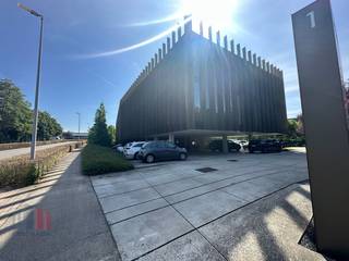 Moderne <strong>kantoorruimte van 175 m²</strong> te huur op de eerste verdieping van het stijlvolle kantoorgebouw D-One in Kortrijk. Deze instapklare kantoorruimte is gunstig gelegen vlak bij de R8 (Ring rond Kortrijk) met een uitstekende verbinding naar zowel de E17 als de E403.<br /><br />De lichtrijke kantoorruimte is volledig ingericht met een open werkruimte, drie aparte kantoren, een vergaderzaal, kitchenette, sanitair en een aangenaam terras. Het kantoor beschikt over een systeemplafond, tapijtvloer, verwarming en koeling, en een vrije hoogte van 2,65 meter, wat zorgt voor een comfortabel en professioneel werkklimaat.<br /><br />Bovendien zijn er <strong>zes privatieve parkeerplaatsen</strong> inbegrepen, een waardevolle troef in deze regio.<br /><br />Deze kantoorruimte is uitermate geschikt voor ondernemingen die op zoek zijn naar een moderne, goed bereikbare en representatieve werkplek in de regio Kortrijk.<br /><br />Contacteer <strong>PANORAMA B2B</strong> voor bijkomende inlichtingen, plannen of een vrijblijvend plaatsbezoek <strong>056 222 256</strong>.