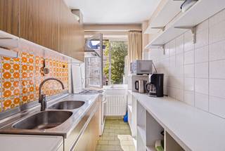 <p>FOREST, vlak bij de Winston Churchilllaan en al haar voorzieningen, stellen wij u dit te renoveren appartement van ± 76 m² voor, gelegen op de 2e verdieping van een gebouw uit de jaren ’60 met lift. Momenteel verhuurd aan € 700/maand – 9-jarig huurcontract vanaf 14/08/2008. Kosten: ± € 246/maand (gemeenschappelijke delen). Dubbele beglazing, collectieve verwarming op gas en EPC E+.</p>
<p><span>Appartement “C2” op de 2e verdieping</span>: (320/10.000)</p>
<ul>
<li>Inkomhal</li>
<li>Living van ± 28 m²</li>
<li>Keuken</li>
<li>Nachthal</li>
<li>Slaapkamer 1 van ± 14 m²</li>
<li>Slaapkamer 2 van ± 9 m²</li>
<li>Badkamer</li>
</ul>
<p>Kelderverdieping: kelder nr. 8</p>