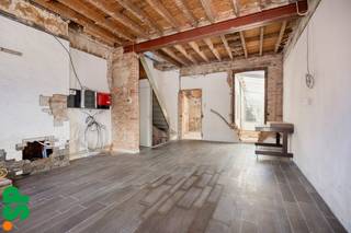 Charmante woning op perceel van 7A 34CA in het hart van Geel.<br /><br />Bent u op zoek naar een charmante woning met karakter, gelegen op wandelafstand van scholen, winkels, het zwembad en het openbaar vervoer? Dan is deze deels te renoveren woning precies wat u zoekt. Dankzij de centrale ligging, het ruime perceel en de vele recente investeringen vormt deze woning de ideale basis om volledig naar eigen smaak af te werken.<br /><br />Indeling: <br />Bij het betreden van de woning komt u in de leefruimte terecht. Aansluitend bevindt zich de keuken met veranda, die uitkijkt op de tuin en veel natuurlijk licht binnenbrengt. Op de eerste verdieping zijn er twee slaapkamers en een afgewerkte badkamer. Voorts is er ook een kelder- en zolderruimte aanwezig. <br /><br />Troeven van deze woning:<br />- Ruim perceel van 734 m²<br />- Recent vernieuwd dak<br />- Gunstig EPC-label C (269 kWh/m²)<br />- Conforme elektrische installatie<br />- Recent geplaatste zonnepanelen<br />- Niet gelegen in een overstromingsgebied<br />- Karaktervolle woning met tal van mogelijkheden<br />- Centrale ligging in het hart van Geel<br /><br />Met haar centrale ligging, ruime perceel en reeds uitgevoerde renovatiewerken biedt deze woning tal van mogelijkheden voor wie op zoek is naar een woning die verder naar eigen wensen kan worden afgewerkt.<br /><br />Voor meer informatie of een bezoek ter plaatse, kan u contact opnemen met IMMO SP via 014 59 10 20 of mailen naar jill@immosp.be. Benieuwd naar de waarde van uw eigen woning? Vraag vrijblijvend een gratis verkoopanalyse aan – wij helpen u graag verder!