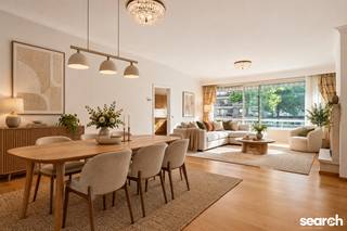 Op zoek naar een ruim appartement op een centrale locatie te Deurne? Dan ben je hier aan het juiste adres! Openbaar vervoer voor de deur. Diverse winkels en het AZ Monica ziekenhuis liggen letterlijk om de hoek.<br /><br />Over het appartement zelf. Je komt binnen via een ruime inkomhal met apart gastentoilet. Door de glazen deuren, die zorgen voor extra lichtinval, loop je zo de grote leefruimte binnen. Deze beschikt als leuke extra over een sierhaard en heeft toegang tot een eerste balkon. Vanuit de woonkamer kom je in de afgesloten keuken, voorzien van alle comfort en de berging, met aansluiting voor wasmachine en droogkast.<br /><br />Aan de rustige achterzijde van het appartement liggen 2 volwaardige slaapkamers, beide met toegang tot het tweede terras. De badkamer is voorzien van een lavabo, douche en toilet. Als leuke extra beschikt het appartement over een aparte dressing kamer en een privatieve kelderberging.<br /><br />Heb je bijkomende vragen na het bekijken van virtuele tour of breng je graag een bezoek ter plaatse?<br /><br />Bel Dries op 0470/107 217 of mail: dries@searchrealestate.be<br /> 