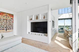 This unique apartment on the 11th floor of the 'Het Zicht' residence combines luxury, comfort, and truly phenomenal views over the Schelde bend...