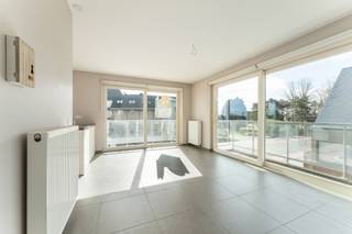 <p>Aan de rand van het natuurgebied van de Duinenabdij bevindt zich dit schitterende hoekappartement, op slechts een paar minuutjes wandelen van de winkelstraat en de zee. Het instapklare duplexappartement is gelegen op de tweede en derde verdieping van een kleine residentie, een recent gebouwtje dat slechts drie (woon)appartementen omvat.</p>
<p>Twee hoog: inkomhal met toilet, gezellige en lichtrijke woonkamer uitgevend op een fantastisch zonneterras met open uitzicht op het park van Koksijde, eetplaats met tweede terrasje, volledig ingerichte open keuken, en praktische berging met aansluiting voor wasmachine. Op de derde verdieping zijn er twee bijzonder grote slaapkamers, een badkamer met ligbad, inloopdouche en lavabomeubel, en een afzonderlijk toilet.</p>
<p>Privatieve kelder en dubbele garage onder de residentie inbegrepen.</p>