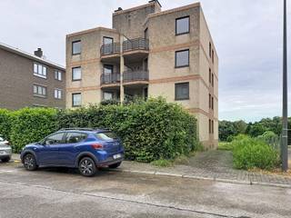 <p>Dit appartement met 2 slaapkamers in Dilbeek bevindt zich op de tweede verdieping, bereikbaar met de lift. Dankzij de praktische indeling, twee terrassen en een garagebox geniet je hier van comfortabel wonen op een aangename locatie.</p><p>Het appartement verwelkomt je via een inkomhal met toilet. De lichtrijke woonkamer sluit aan op een terras en vormt een aangename leefruimte. De volledig geïnstalleerde keuken biedt alle comfort voor dagelijks gebruik. Verder beschikt het appartement over een nachthal, een badkamer met inloopdouche, een aparte berging/wasplaats en twee slaapkamers. Eén slaapkamer is uitgerust met een dressingkast en beide slaapkamers geven rechtstreeks toegang tot het terras aan de achterzijde. Maandelijks € 100 provisie voor onderhoud gemeenschappelijke delen en voorschot privatief waterverbruik.</p><p>Extra troeven zijn de private kelder en de garagebox. Het appartement is onmiddellijk beschikbaar en heeft een EPC-score van 230 kWh/m² (klasse C).</p>