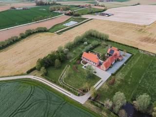 Maison de campagne exceptionnelle à vendre à Heuvelland. Cette magnifique propriété est idéalement située sur 1 hectare entre les collines flamandes. L'ensemble de la propriété est fini dans les moindres détails et respire la grandeur. Profitez d'une oasis de paix et d'intimité.<br /><br />La maison de campagne : Rez-de-chaussée : Hall d'entrée avec toilettes séparées - salon spacieux et lumineux avec une vue magnifique, divisé en salle à manger, salon et coin salon avec accès à la terrasse - cuisine spacieuse - cave à vin fraîche - espace bureau séparé - porte vitrée donnant sur l'annexe - chambre au rez-de-chaussée avec salle de bains privative.<br />Premier étage : deux chambres, chacune avec sa propre salle de bains privative de haute qualité et son dressing.<br /><br />Dépendances : Outre la chambre de plain-pied, l'annexe comprend un garage spacieux, plusieurs salles polyvalentes et une salle de fête unique avec buanderie, idéale pour recevoir des invités ou comme studio d'art.<br /><br />La propriété possède plusieurs garages. Au total, il y a un espace de garage pour 4 voitures. L'un des garages est suffisamment haut pour accueillir un camping-car. Il y a également de nombreuses places de parking ainsi qu'un abri pour voitures.<br /><br />Les points forts<br />Outre la finition intérieure de haute qualité et les nombreuses personnalisations apportées à l'ensemble de la maison, cette propriété se distingue par ses performances techniques et sa polyvalence exceptionnelle. La maison possède un label EPC B, un chauffage au sol, des panneaux solaires, une récupération des eaux de pluie et son propre puits d'eau souterraine. Tout cela, combiné à l'intimité totale d'un terrain d'un hectare et à la salle de fête unique en son genre, fait de ce manoir une résidence prête à emménager et tournée vers l'avenir d'un calibre rare.<br /><br /><br />Registre des mesures: en cours de demande
