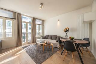 Gelegen op de eerste verdieping van een kleinschalige residentie (slechts 4 units) en recht tegenover de AP Hogeschool, bevindt zich dit bijzonder charmante en lichtrijke appartement met een bewoonbare oppervlakte van ca. 46 m² (EPC). Het gebouw werd in 2018 volledig gerenoveerd en combineert het de charme van een compact stadsappartement met het comfort van een modern afgewerkt geheel.<br /><br />De indeling zit strak en logisch in elkaar:<br />het hart van de woning wordt gevormd door de uitnodigende leefruimte met open keuken—een plek waar licht vrij spel heeft en waar koken en ontspannen één geheel worden. De keuken is praktisch en volledig uitgerust, ideaal voor dagelijks gebruik.<br /><br />Verder beschikt het appartement over een volwaardige slaapkamer, een verzorgde badkamer met instapdouche, een apart gastentoilet en een praktische wasplaats/technische berging — een absolute meerwaarde binnen dit type appartement.<br /><br />Dankzij de centrale ligging in de gegeerde Universiteitsbuurt bevinden winkels, horeca, openbaar vervoer en het bruisende stadsleven zich op wandelafstand. Dit maakt het appartement uitermate geschikt voor eigen bewoning, maar ook bijzonder interessant als investering met vlot verhuurpotentieel.<br /><br />Kortom, een instapklaar appartement met een sterke ligging, een doordachte indeling en een aantrekkelijk rendementsperspectief.<br /><br />Voor verdere informatie of een vrijblijvende afspraak tel 03.225.00.68 of mail info@wellimmo.net<br />