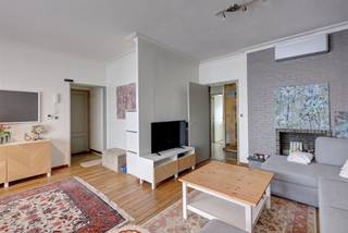 <p><span>Cet </span><span>appartement lumineux</span><span> est situé à </span><span>Kontich.</span><span>… </span><span> </span> T<span> out ce dont vous avez besoin est à </span><span>portée de main : </span><span>le centre de Kontich, les transports publics, les écoles, les routes d'accès, les magasins, etc. Un atout supplémentaire est la </span><span>connexion facile à</span><span>l'autoroute E19 Anvers-Bruxelles.</span></p><p><span> </span></p><p><span>L'appartement est situé au </span><span>deuxième et plus haut étage</span><span>. </span><span> On entre dans l'appartement par le </span><span>hall d'entrée.</span><span>A l'avant</span><span> de l'appartement se trouve l'</span><span>espace de vie lumineux</span><span> et la </span><span>cuisine. </span><span>La cuisine est équipée d'un réfrigérateur, d'un four, d'une cuisinière, d'une hotte, d'un lave-vaisselle et d'un évier. L'espace de vie et la cuisine donnent tous deux accès à la </span><span>terrasse. </span></p><p><span> </span></p><p><span> À l'</span><span>arrière</span><span> se trouvent les </span><span>deux chambres à coucher</span><span>. </span><span> La </span><span>salle de bains</span><span> est équipée d'une douche à l'italienne, d'un lavabo et d'un lave-linge. Il y a également des </span><span>toilettes séparées</span><span> et un grand </span><span>espace de rangement</span><span>. </span><span> Enfin, un </span><span>box de garage est inclus dans le</span><span> loyer.</span><span> L'appartement est </span><span>prêt à être emménagé et </span><span>a été </span><span>récemment rénové. </span></p><p><span> </span></p><p><span>Aménagement</span></p><p><span>- hall d'entrée </span></p><p><span>- <br /> salon et salle à manger lumineux - cuisine</span></p><p><span>- chambre à coucher 1</span></p><p><span>- <br /> chambre 2 - terrasse</span></p><p><span>- <br /> salle de bains - toilettes séparées</span></p><p><span>- <br /> rangement - garage box<br /><br /></span></p><p><span>Détails de l'appartement</span></p><p><span>-<br /> disponible immédiatement - très économe en énergie avec pompe à chaleur</span></p><p><span>- provision 60 euro/mois (y compris paiement anticipé de l'eau), à partir d'une troisième personne 25 euro seront ajoutés</span></p><p><span>- compteur séparé pour l'électricité</span></p><p><span> </span></p><p><span>ïVous êtes intéressé par cet appartement à louer à Zwijndrecht, vous êtes à la recherche d'un autre bien immobilier ou vous souhaitez connaître la valeur de votre bien ? Dans ce cas, BOLT immo est l'endroit idéal pour vous ! Nous nous ferons un plaisir de vous aider.</span></p><p><span> </span></p>