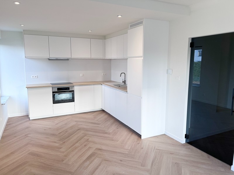 Stijlvol gerenoveerd appartement met 3 slaapkamers, garage en berging - foto 5